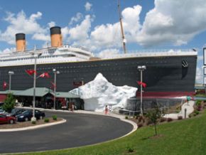 Cidade americana ganha réplica do Titanic com direito a iceberg de 10m
