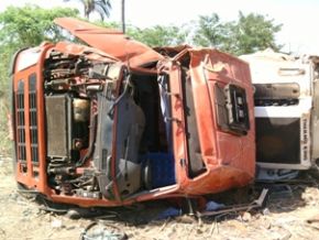 Carreta tomba na estrada e deixa uma pessoa gravemente ferida, fotos!