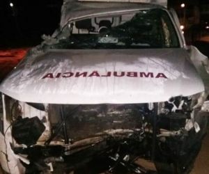 Colisão entre ambulância e carro de passeio deixa duas pessoas mortas na BR-316