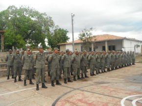 Assaltante ameaça policial com facão e acaba baleado