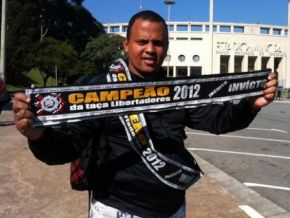 Ambulantes vendem faixas de campeão na porta do Pacaembu