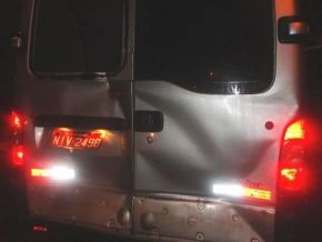 Motociclista sobrevive após colisão com Van no centro de União.