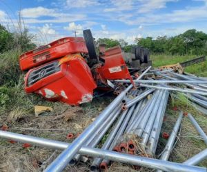 Condutor morre após caminhão carregado com barras tombar em curva na BR-135