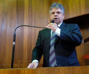 Gustavo Neiva denuncia que hospital inaugurado há um ano não funciona