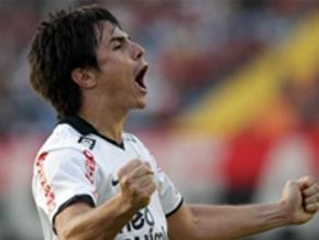 Corinthians vence quinta partida seguida e lidera o Brasileirão