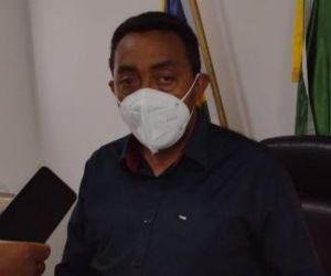 Prefeito reúne imprensa para falar sobre a vacinação no município