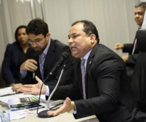 Evaldo Gomes pede obras do governo na praia da Pedra do Sal