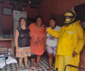 Repórter Amarelinho distribui cestas básicas para famílias carentes em Floriano
