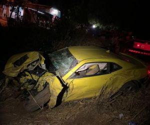 Homens ficam gravemente feridos em acidente entre carro de luxo e picape na BR-316, no Sul do Piauí