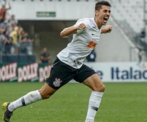 Corinthians decide comprar Danilo Avelar, que vira "plano A" da lateral