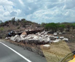 Caminhão carregado de algodão tomba próximo a Floriano