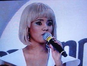 Stefany leva o prêmio de 20 mil reais no "Os opostos se atraem?" da Eliana