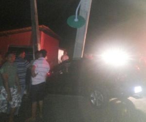 Carro atinge poste depois de ultrapassagem em Barão de Grajaú