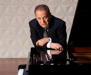 Miguel Proença, de olho no lance, entra em campo com o álbum "Piano Brasil na Copa"