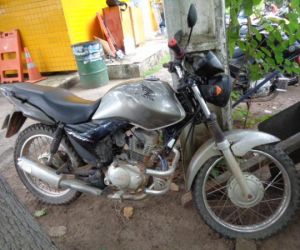 Homem sofre fratura na perna em acidente motociclístico