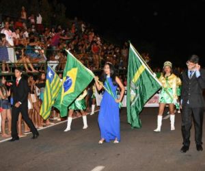 Cerca de 25 mil pessoas participam do desfile da Independência em Floriano