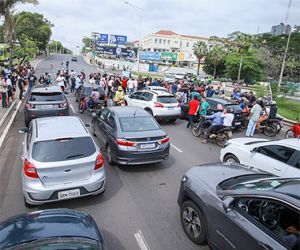 Profissionais de eventos fecham ponte em protesto contra decreto