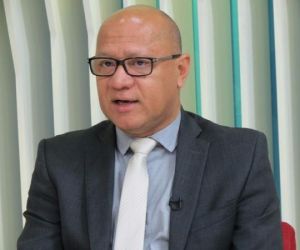 Professores que faltarem ao trabalho terão ponto cortado, diz Franzé