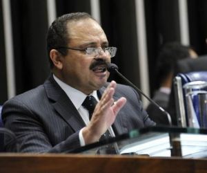 Presidente interino da Câmara anula processo de impeachment contra Dilma Rousseff