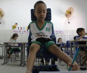 Menino que escreve com os pés ganha carteira adaptada em creche de Teresina