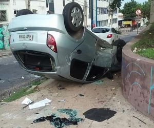 Motorista invade preferencial e carro capota na praça do Fripisa