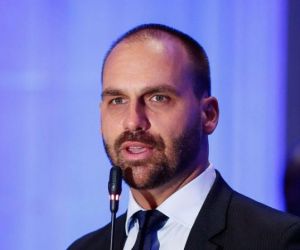 Oposição diz que pedirá a cassação do mandato de Eduardo Bolsonaro