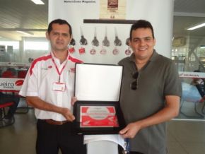 Cajueiro Motos de Floriano recebeu placa "Concessionária 5 Asas"