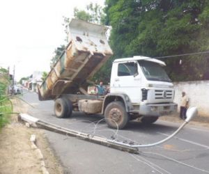 Caminhão com caçamba levantada derruba poste e deixa parte do Centro sem energia