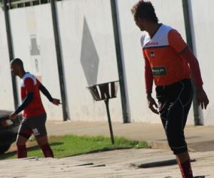 Com "plano de fuga" em curso, River folga após chegada na madrugada