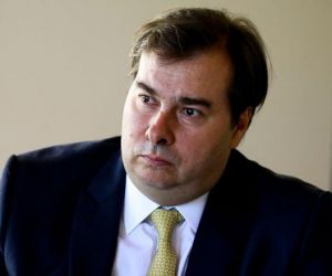 Maia adia votação de MP e põe em risco estrutura de governo Bolsonaro