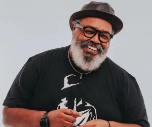 Jorge Aragão retrata bambas do samba como cowboys na luta de faroeste do single "Grande duelo final"