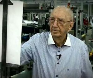 Idoso trabalha há 79 anos na mesma empresa