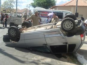 Acidente no centro de Floriano com uma Van e um Fiat Uno