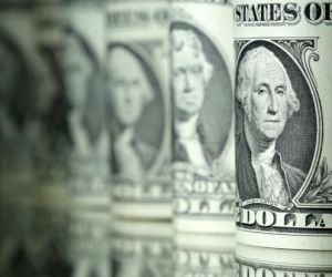 Dólar opera em alta e bate R$ 4,37
