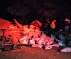 Caminhão carregado de carvão tomba na PI-236 em Regeneração