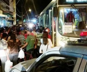 Dupla armada invade ônibus e dá vários tiros durante assalto