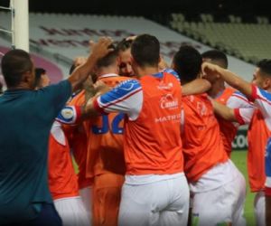 Com Rodriguinho iluminado, Bahia goleia Fortaleza e complica Vasco e Goiás