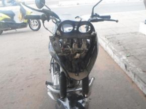 Motociclista perde controle de moto e morre após colidir em placa