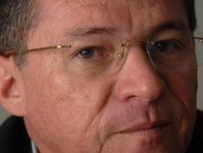 Governador determina investigação sobre compra de remédios na gestão de Assis Carvalho na Saúde