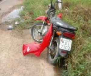Colisão entre carro e motocicleta deixa condutor com ferimentos leves em Floriano