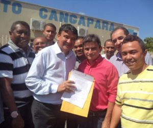 Edvaldo Araújo entrega documento a Governador reivindicando redução no preço do milho da Conab
