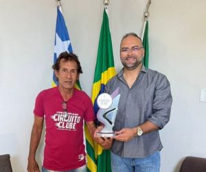 Joab Curvina parabeniza atleta florianense Luis Alves por conquista no Circuito de Rua da Rede Clube