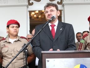 Governador quer implementar bolsa família estadual