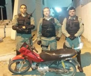 PM recupera motocicleta roubada e prende dois suspeitos em Floriano
