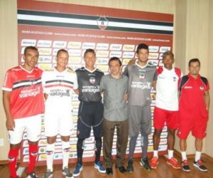 No tom vermelho, camisa oficial do Galo reforça programa sócio-torcedor
