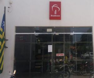 Tesoureiro é rendido por quadrilha e família levada refém em assalto ao Bradesco