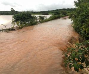 Açude transborda, invade estrada e ameaça romper parede de contenção