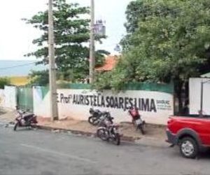 Pais dormem na fila e enfrentam chuva para fazer matrícula em Teresina