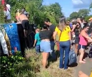 Ônibus tomba e deixa passageiros feridos na entrada de Altos, Norte do Piauí