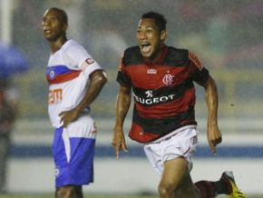 Com dois gols de Hernane e Rafinha 'Seleção', Fla goleia o Friburguense